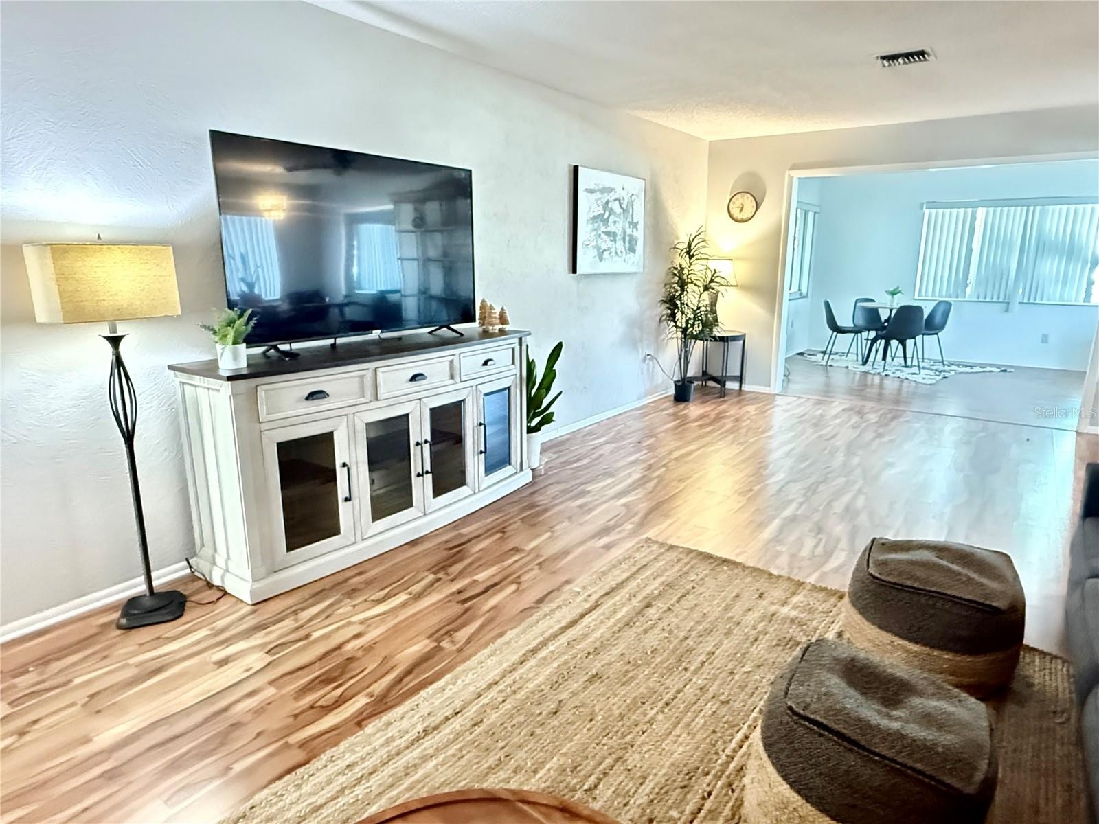 709 HICKORY LN
