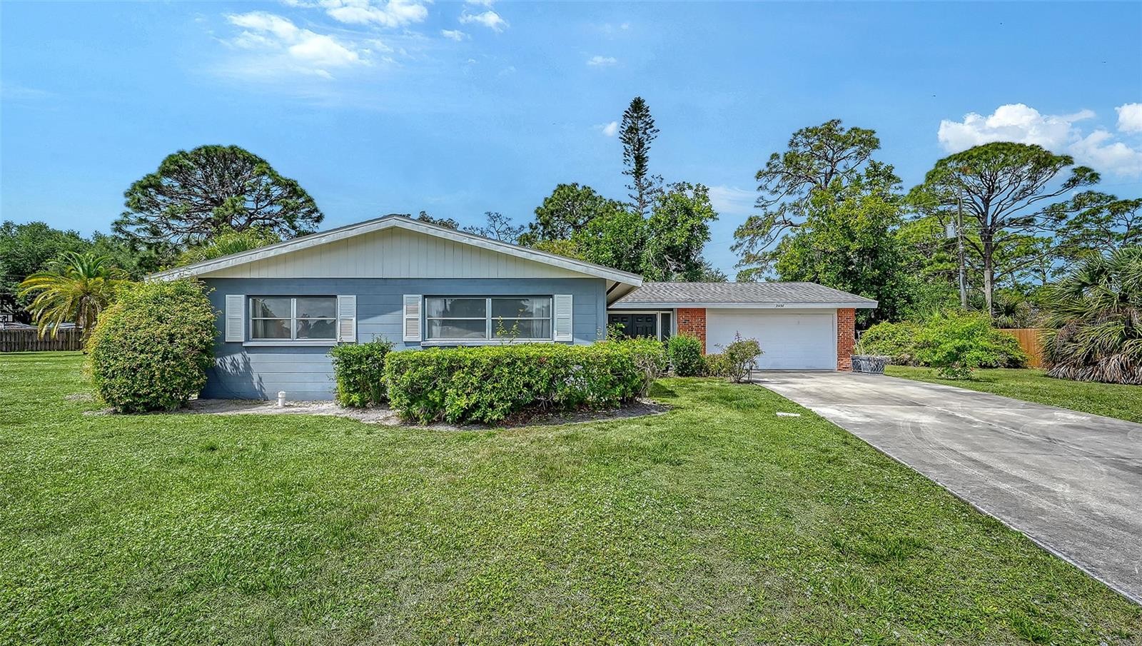 2436 BREAKWATER CIR