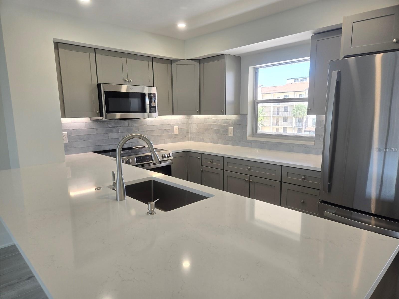 1300 N PORTOFINO DR #406