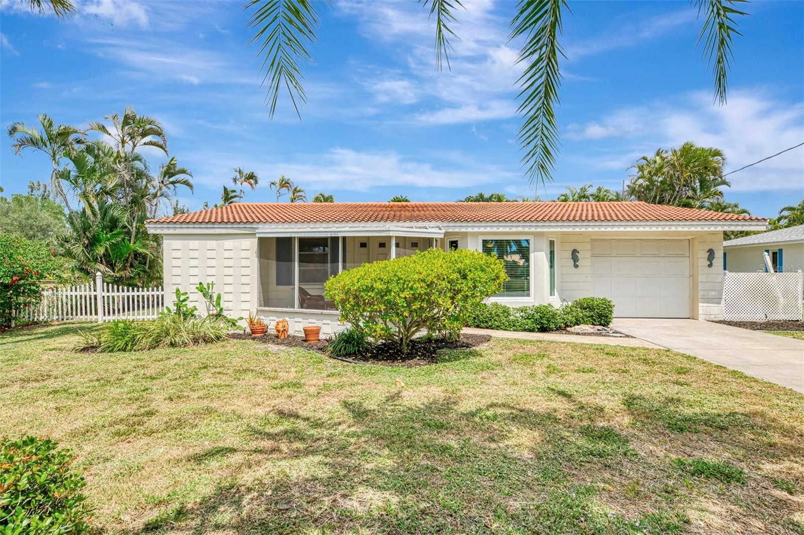 201 LYONS BAY RD