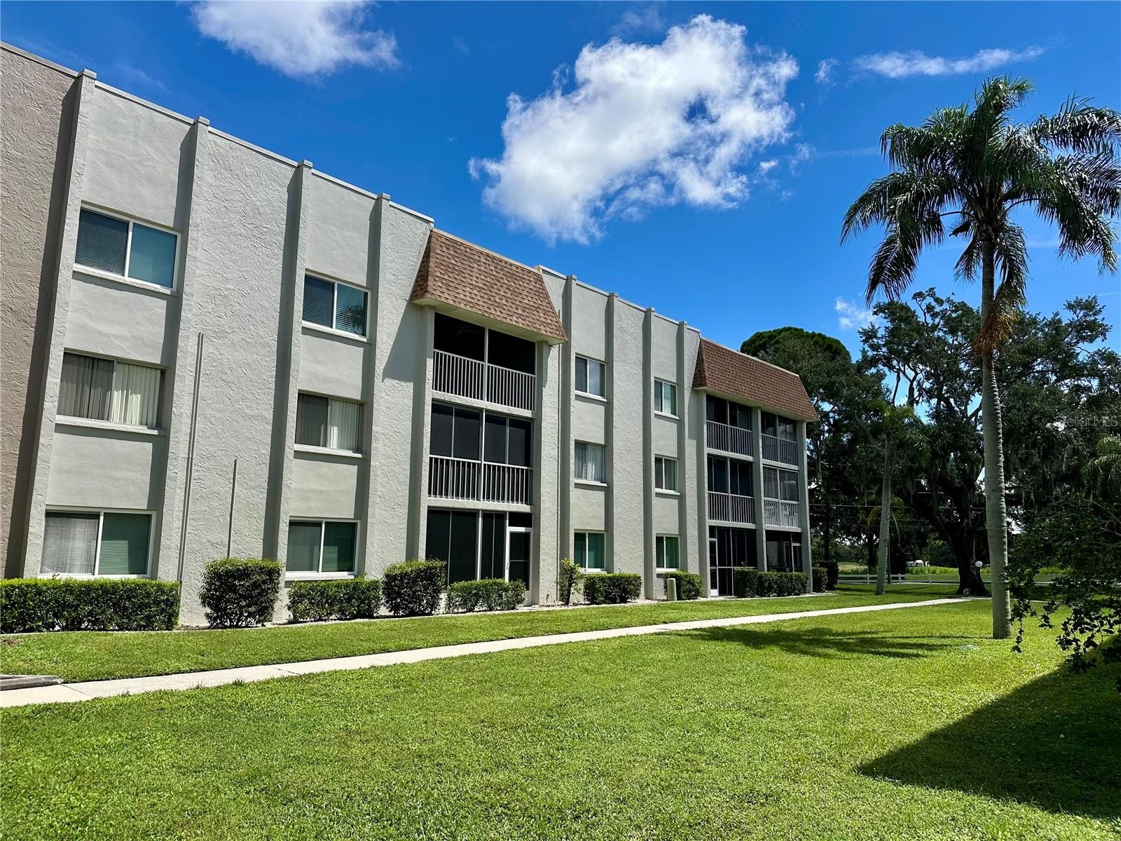 1330 GLEN OAKS DR E #370D