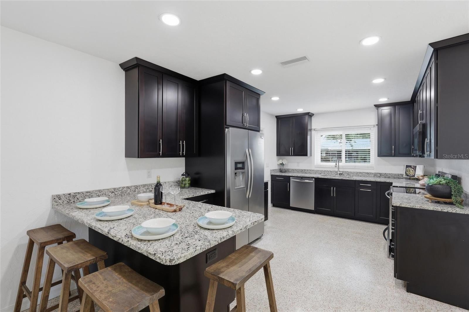 412 W SHADE DR