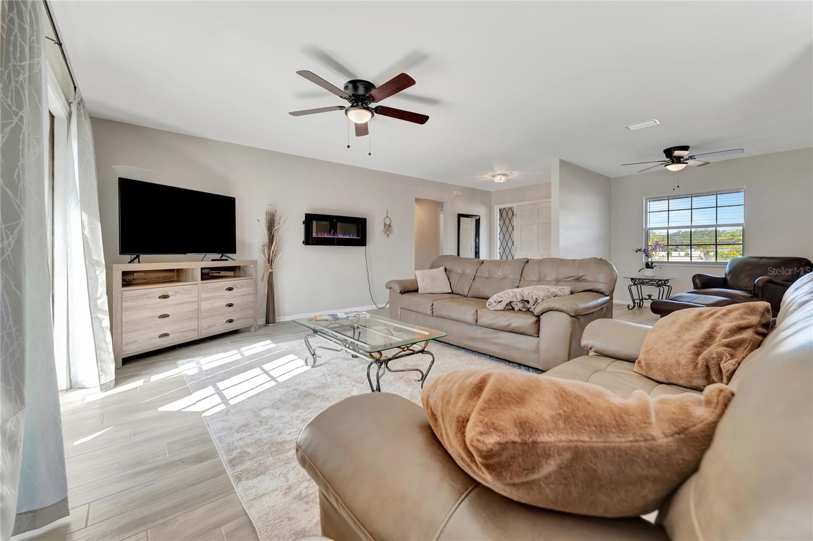 2916 WOODCREST DR