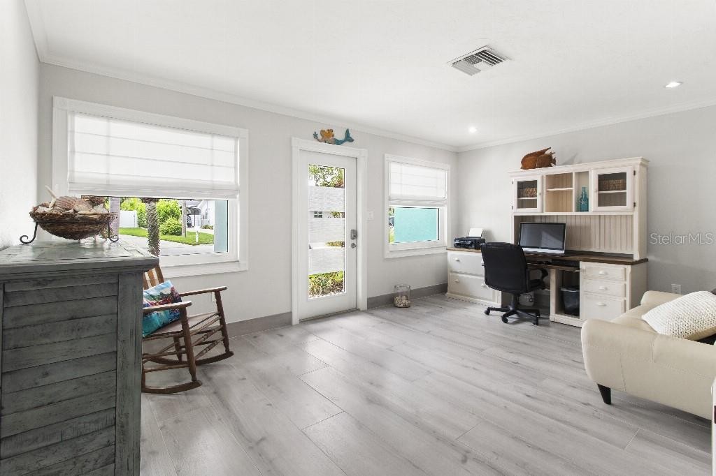 810 25TH AVE W