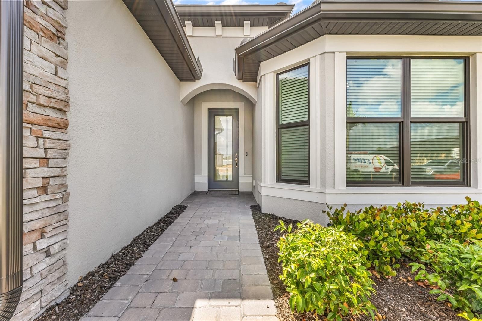 4400 LAKESIDE GROVE PL
