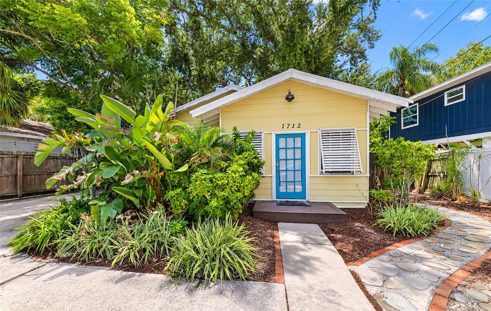 1712 SIESTA DR