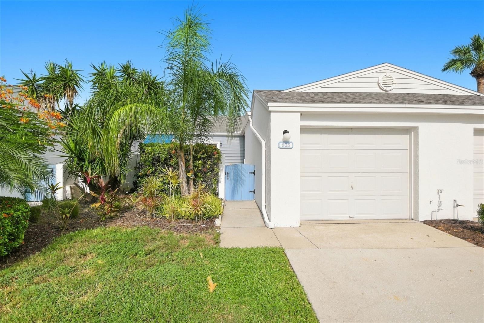 825 WATERSIDE LN