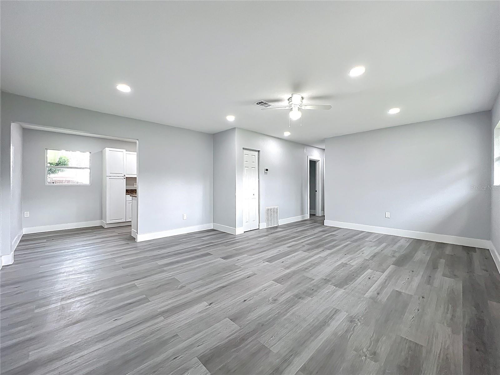 2105 N ALLENDALE AVE