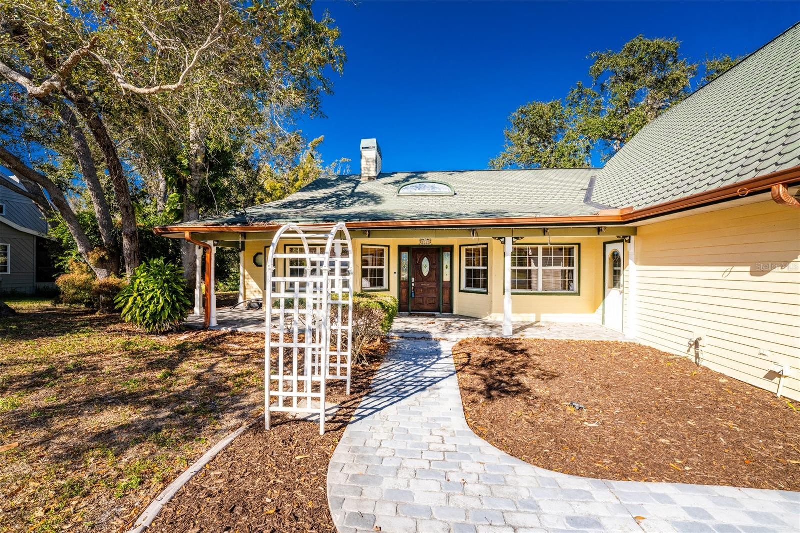 1828 WHISPERING PINES CIR