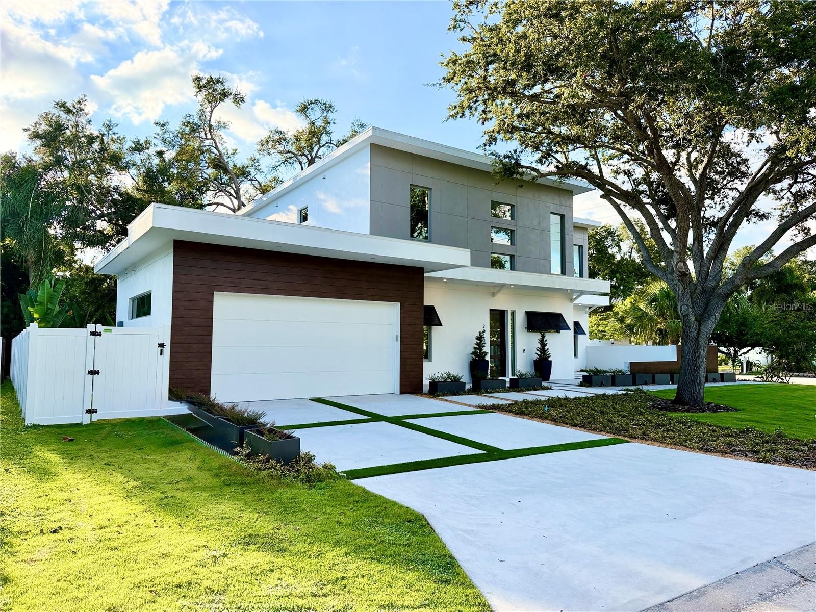 2010 HYDE PARK CIR