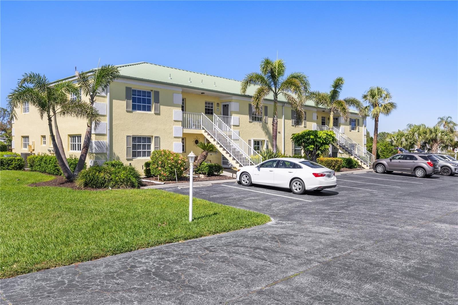 942 CAPRI ISLES BLVD #105