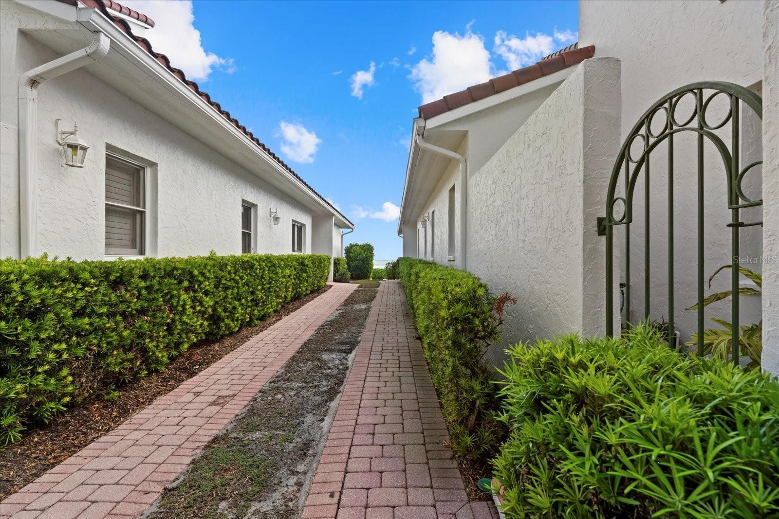 2254 HARBOUR COURT DR