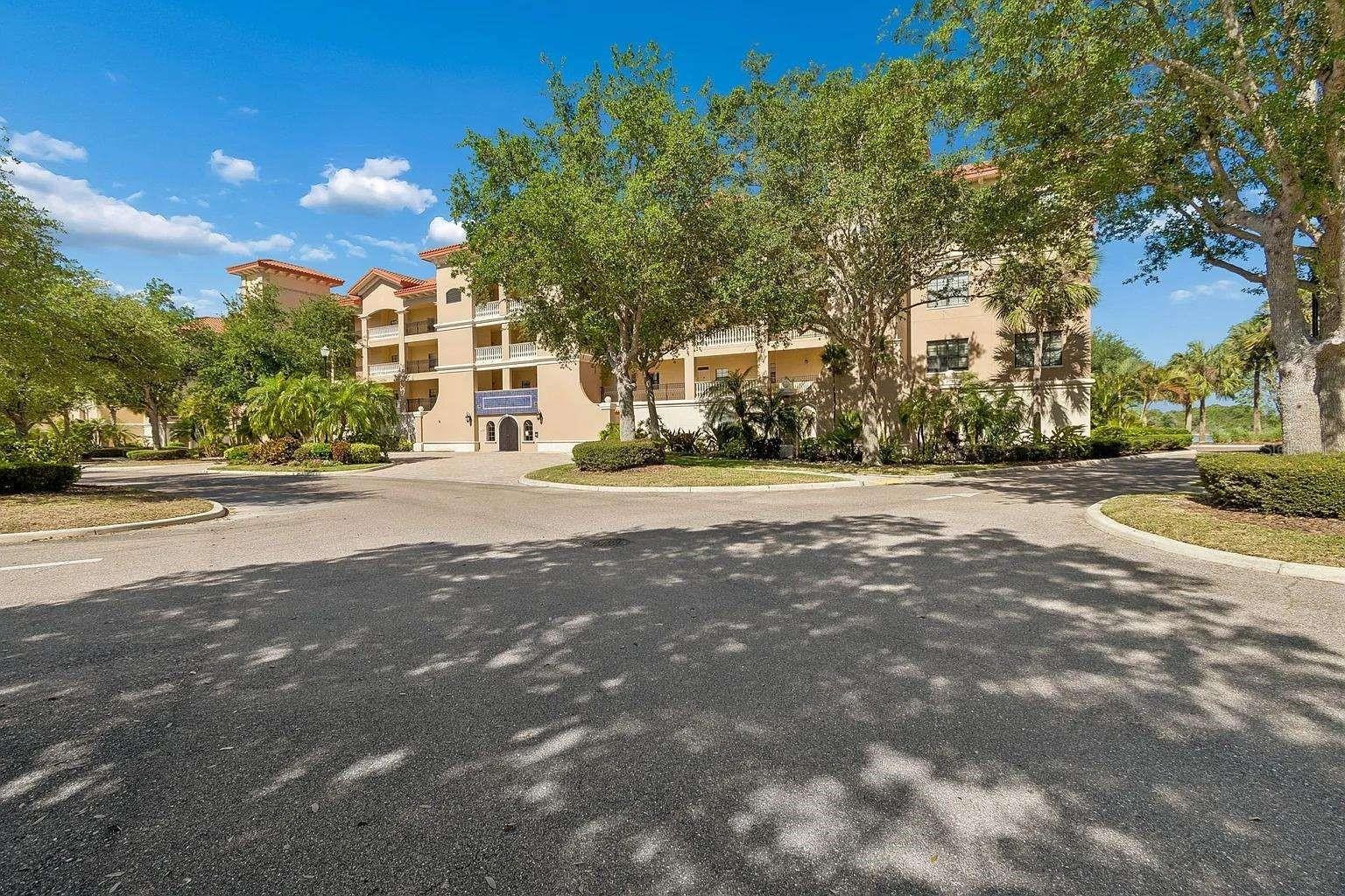 7702 LAKE VISTA CT #202