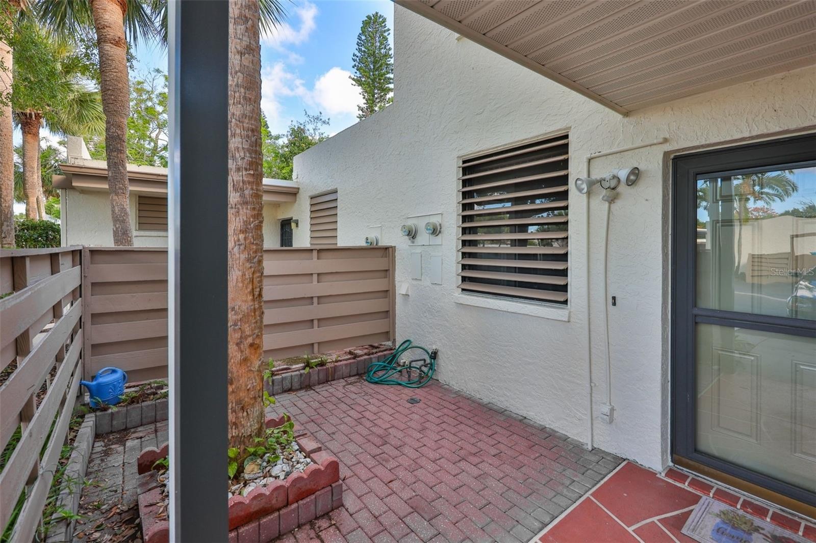 647 WOODLAWN DR #647