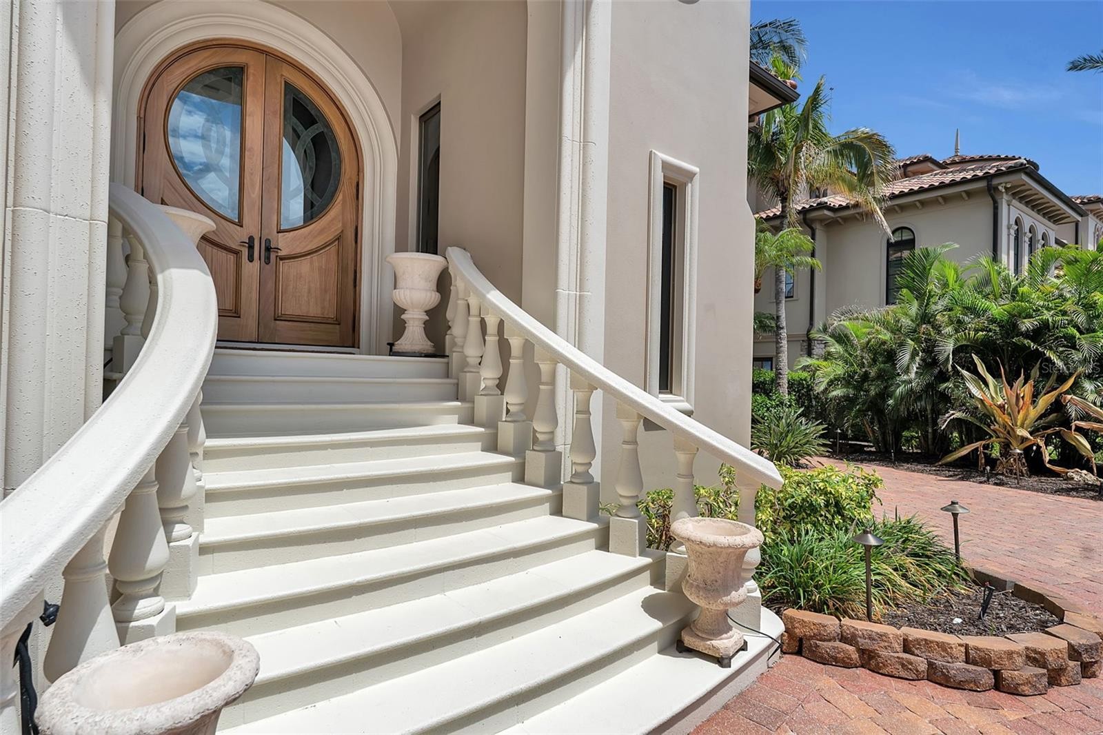 1372 HARBOR DR