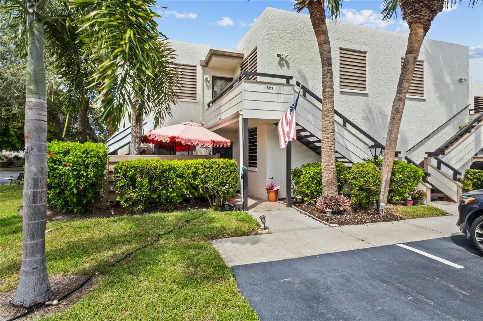 521 LAKESIDE DR