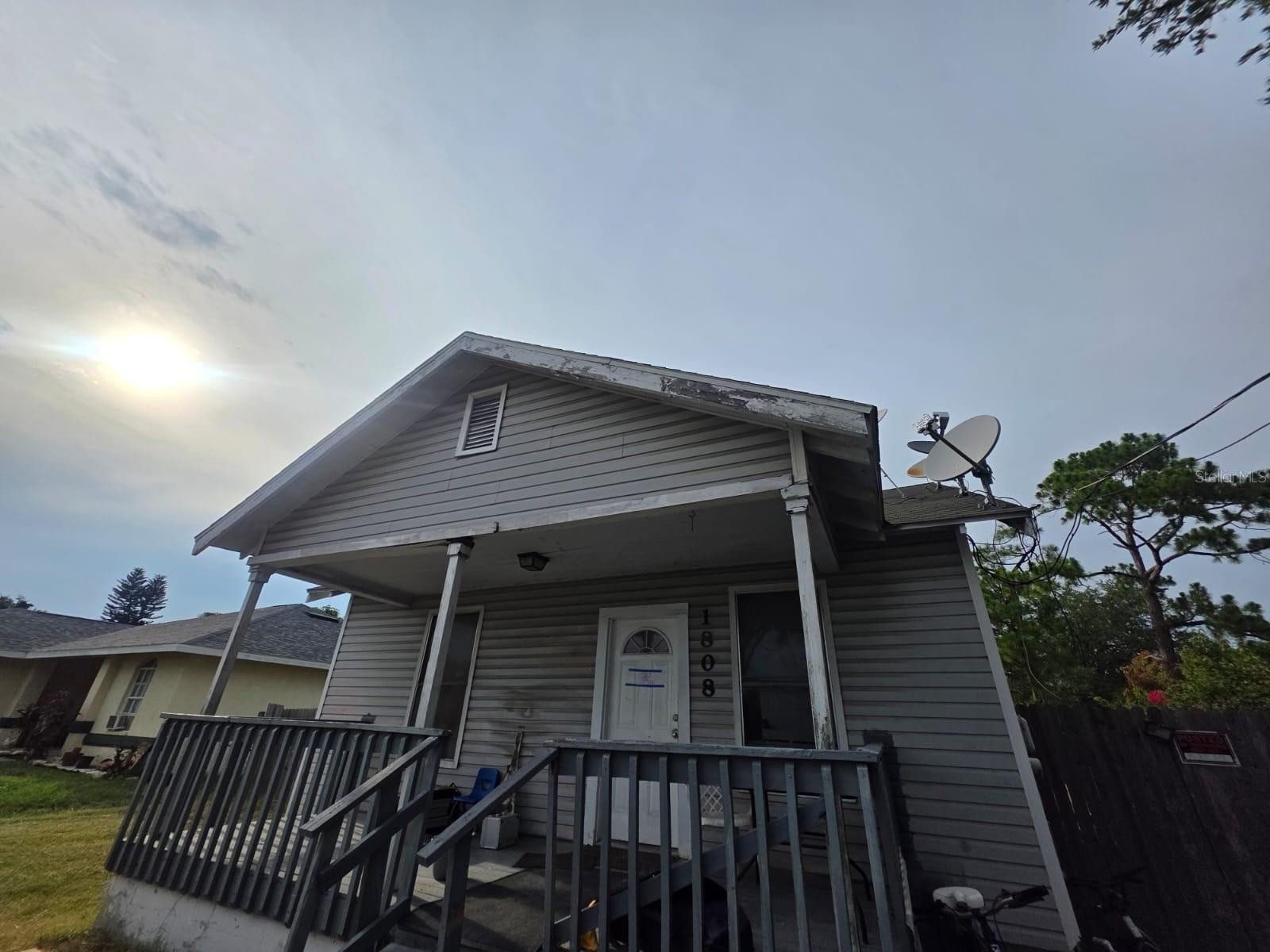 1808 17TH ST E