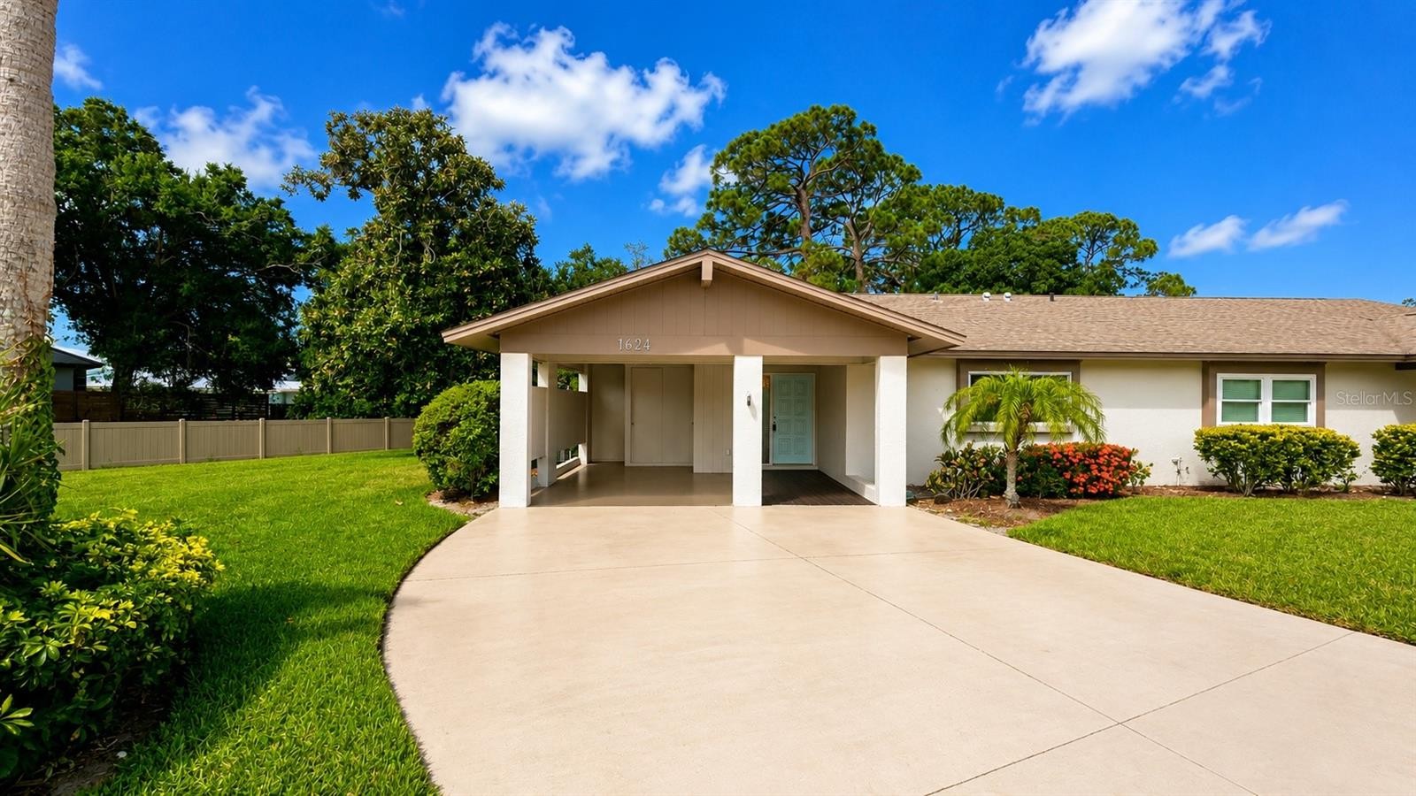 1624 WHITEHEAD DR #320