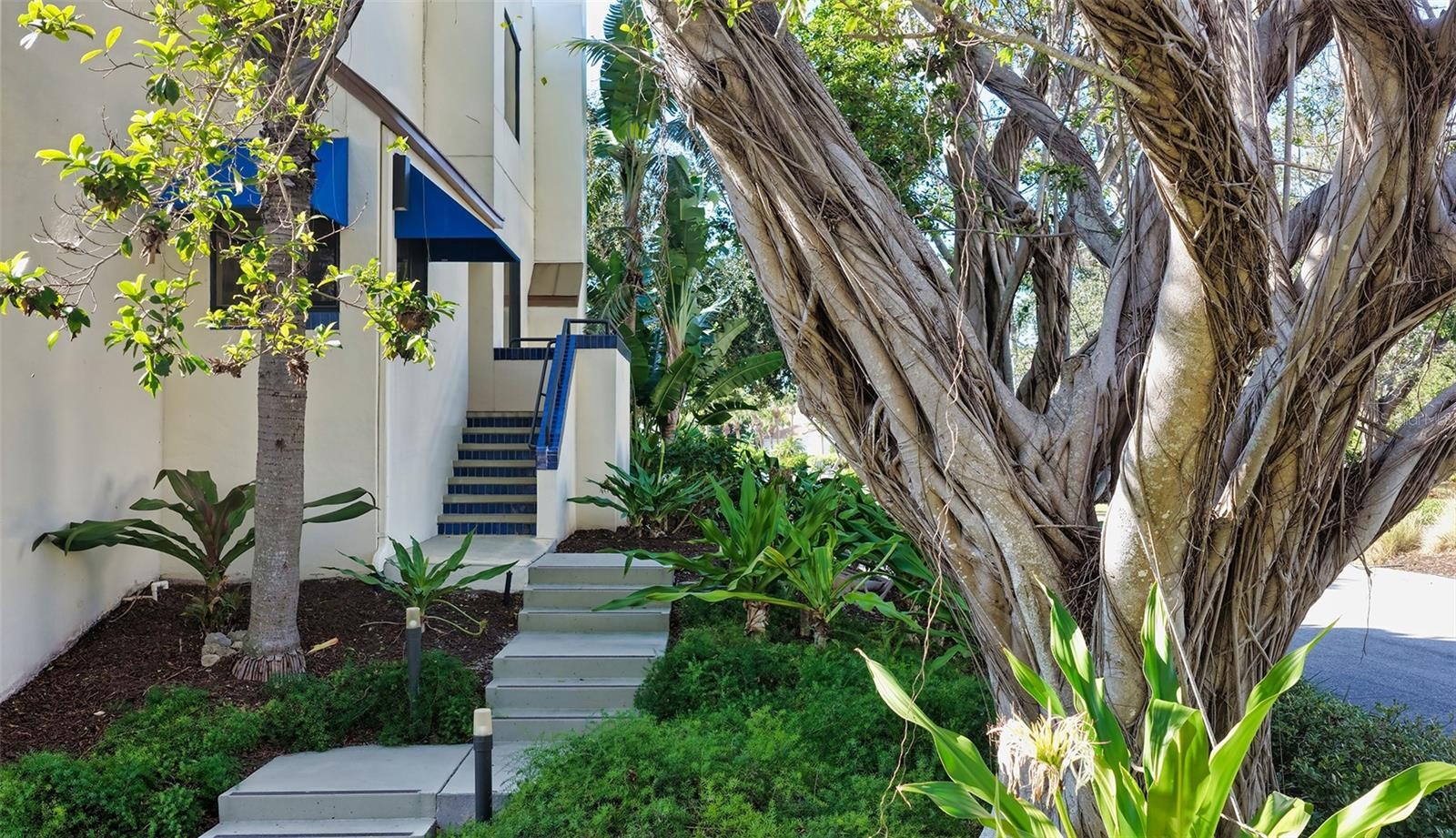 1904 HARBOURSIDE DR #201