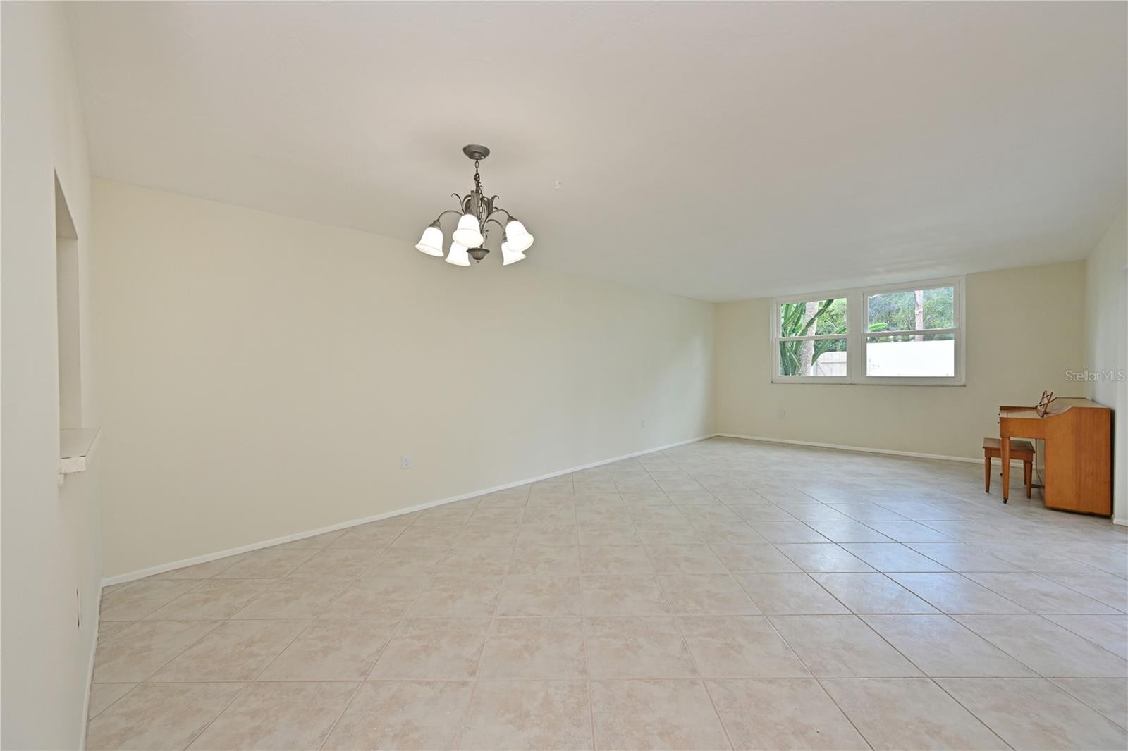 609 WOODLAWN DR