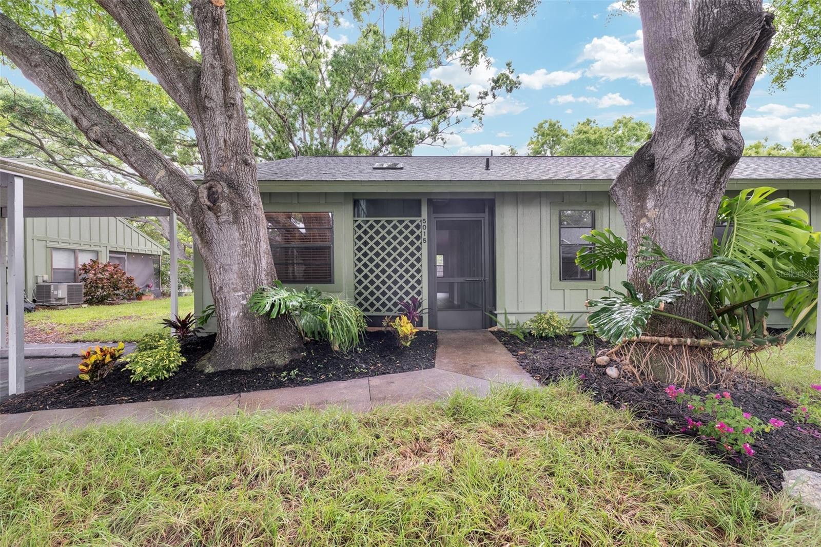 5015 BARRINGTON CIR #201
