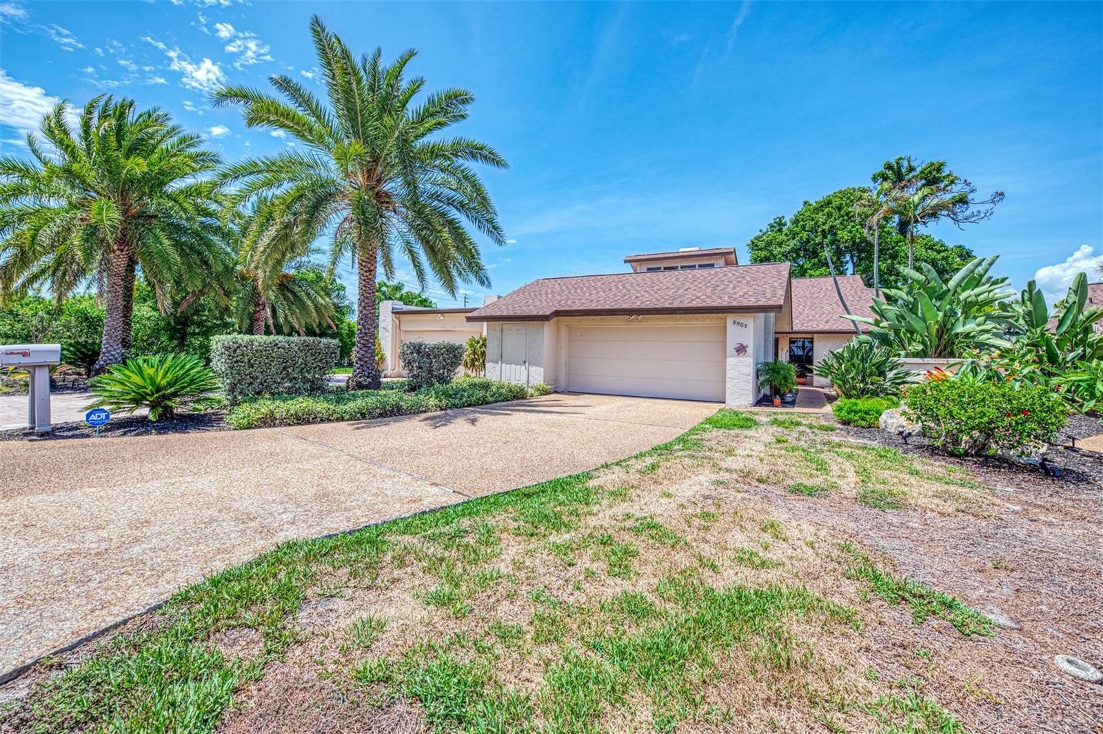 5903 LA VISTA LN