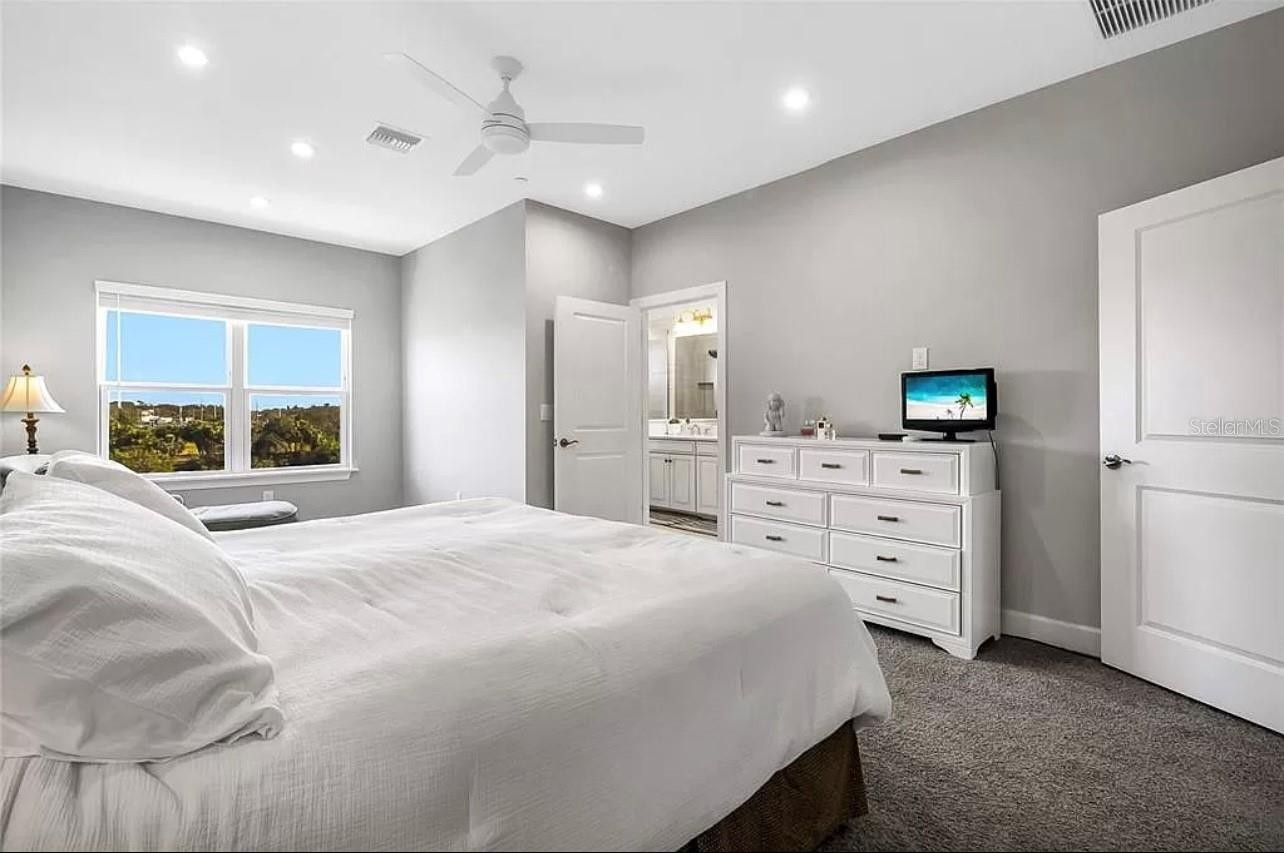 5569 CANNES CIR
