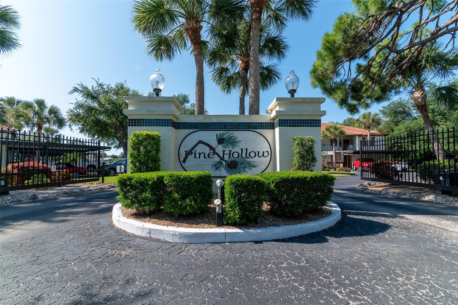 114 PINE HOLLOW DR #114