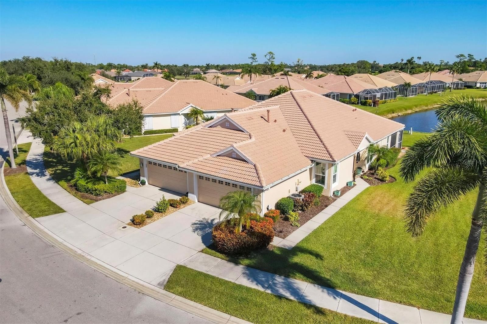 4820 WHISPERING OAKS DR