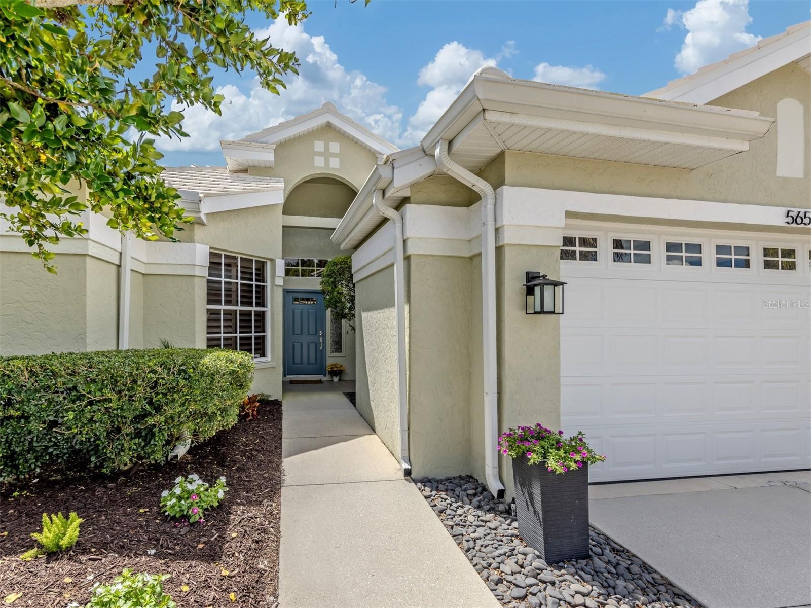 565 FALLBROOK DR