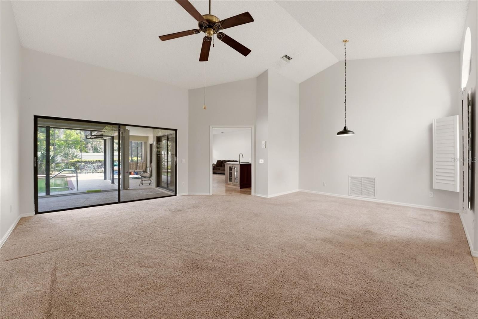 215 CARRIAGE HOUSE LN #215