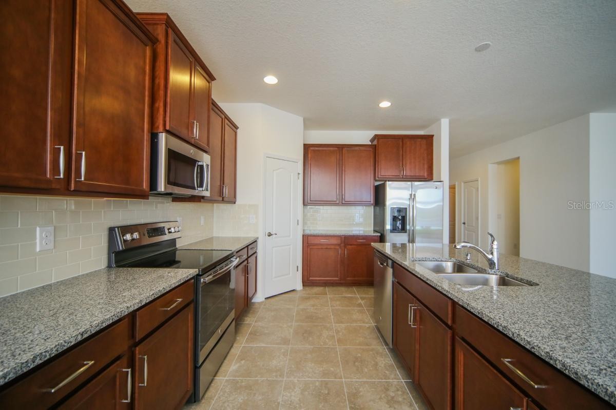 2903 ESMERALDA DR