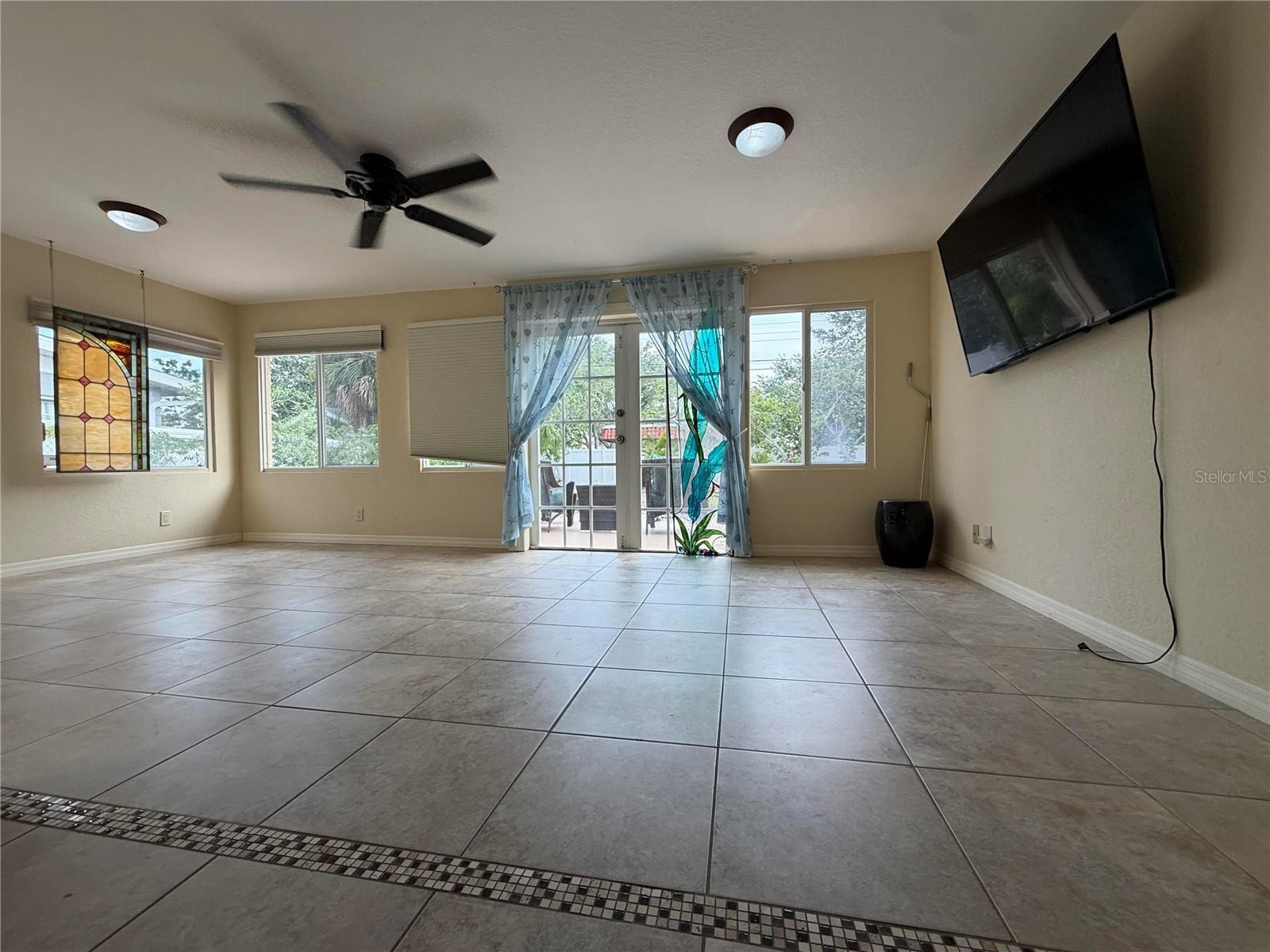 812 GUILD DR