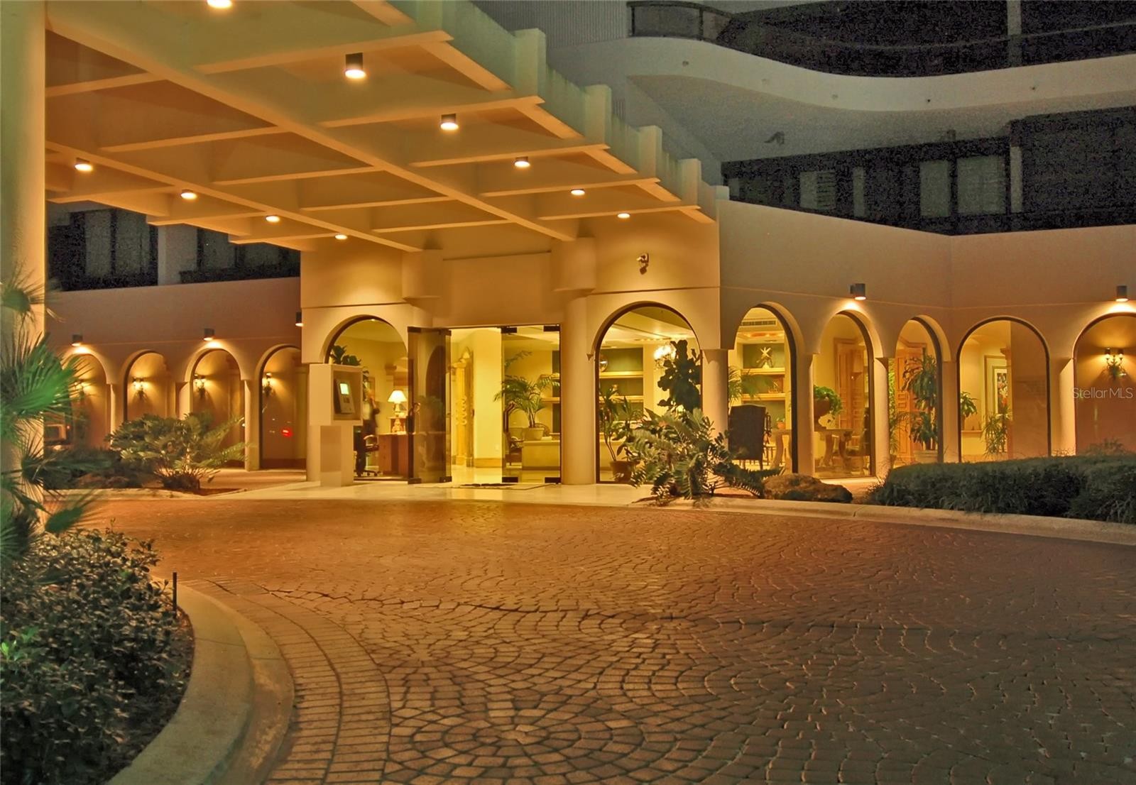 415 L AMBIANCE DR #B202