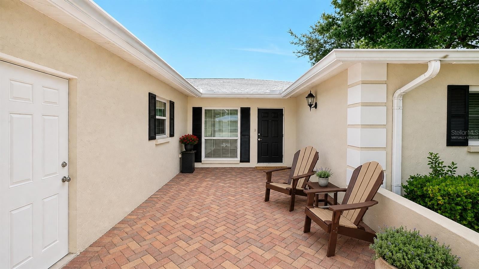 5621 PALM AIRE DR