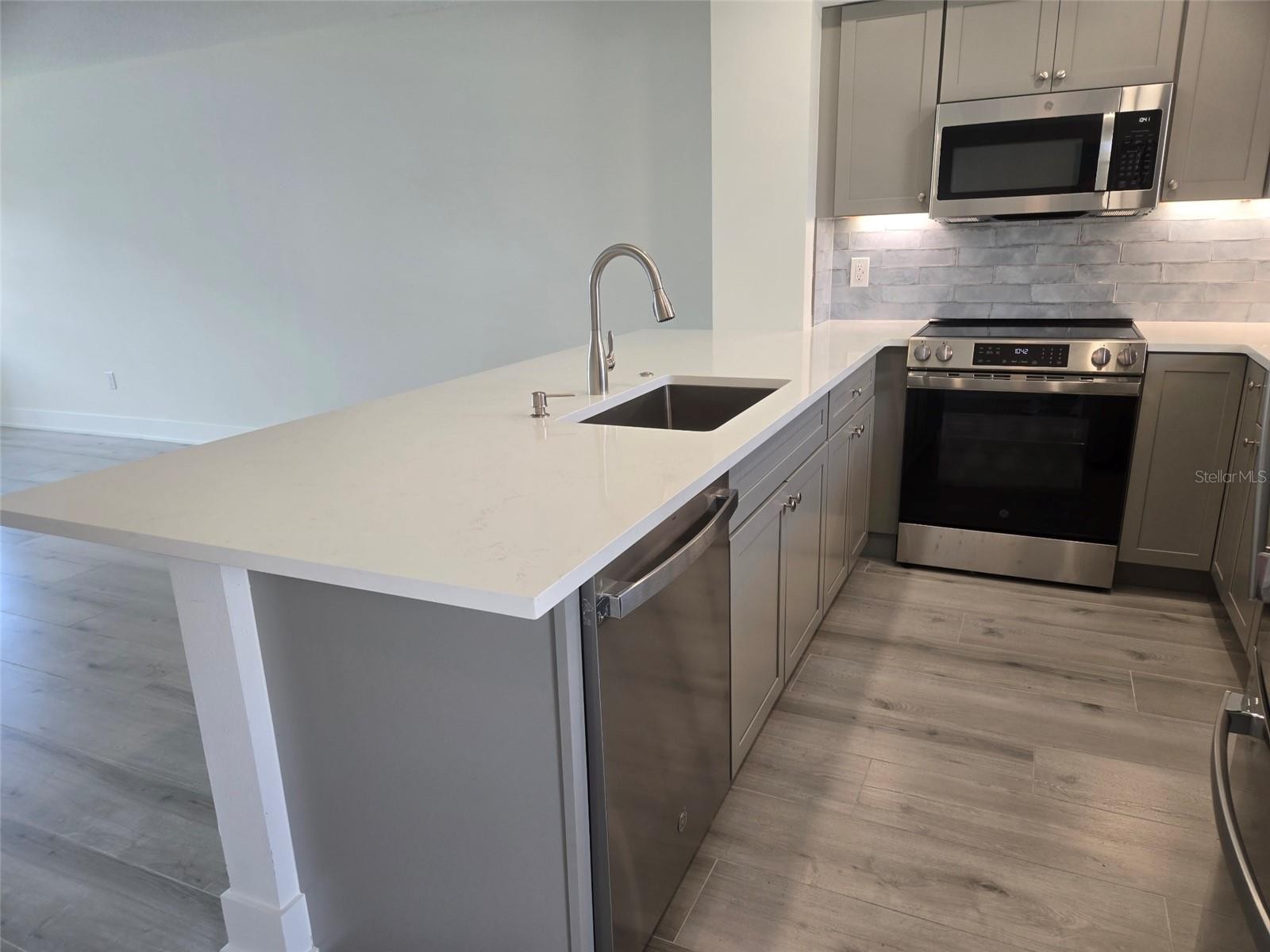 1300 N PORTOFINO DR #406