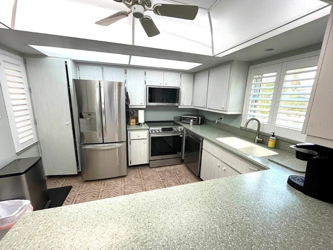 1250 N PORTOFINO DR #301