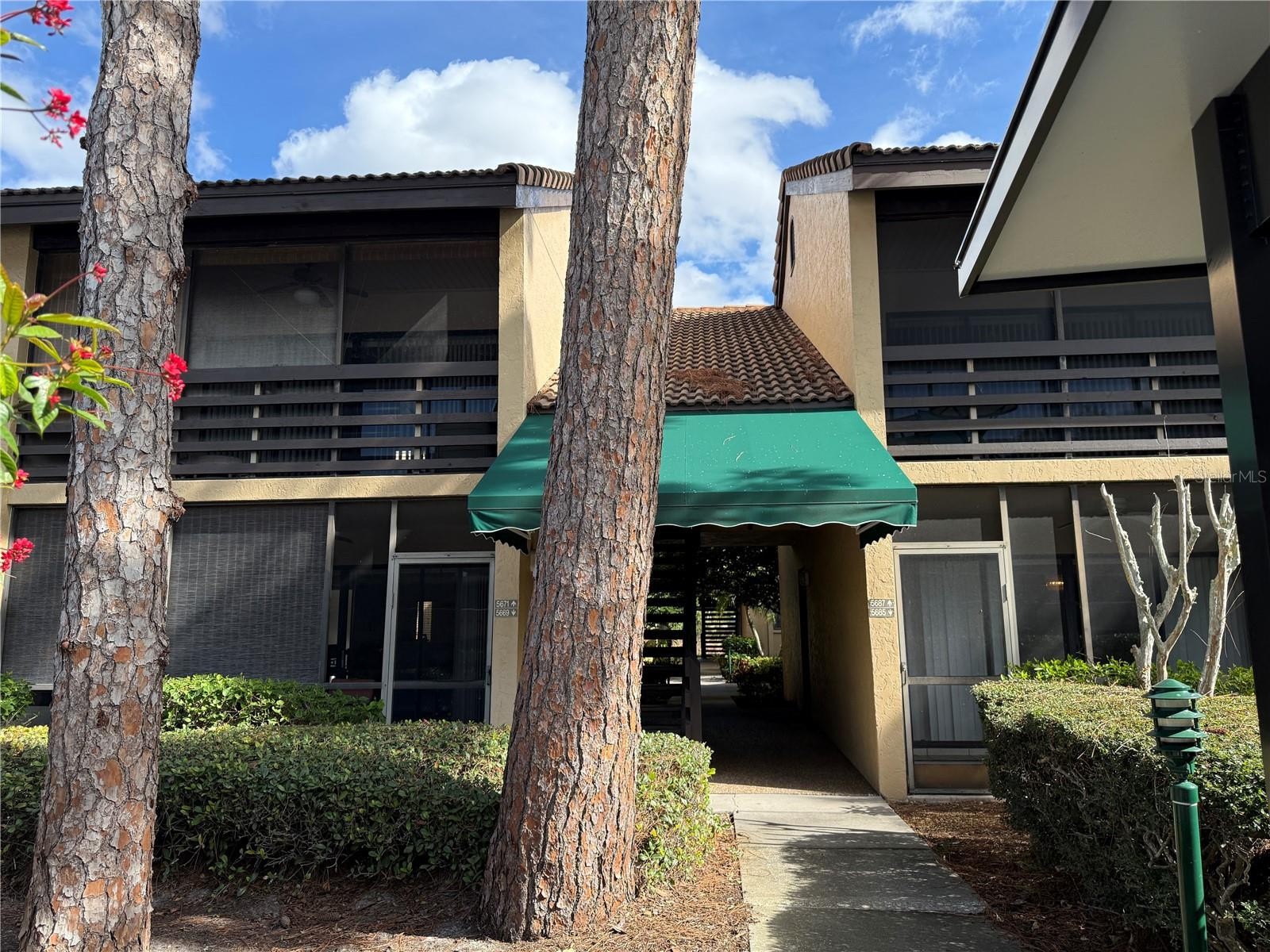 5697 ASHTON LAKE DR #6