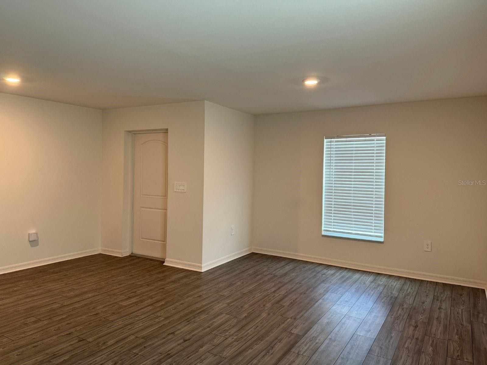 2082 S CHAMBERLAIN BLVD