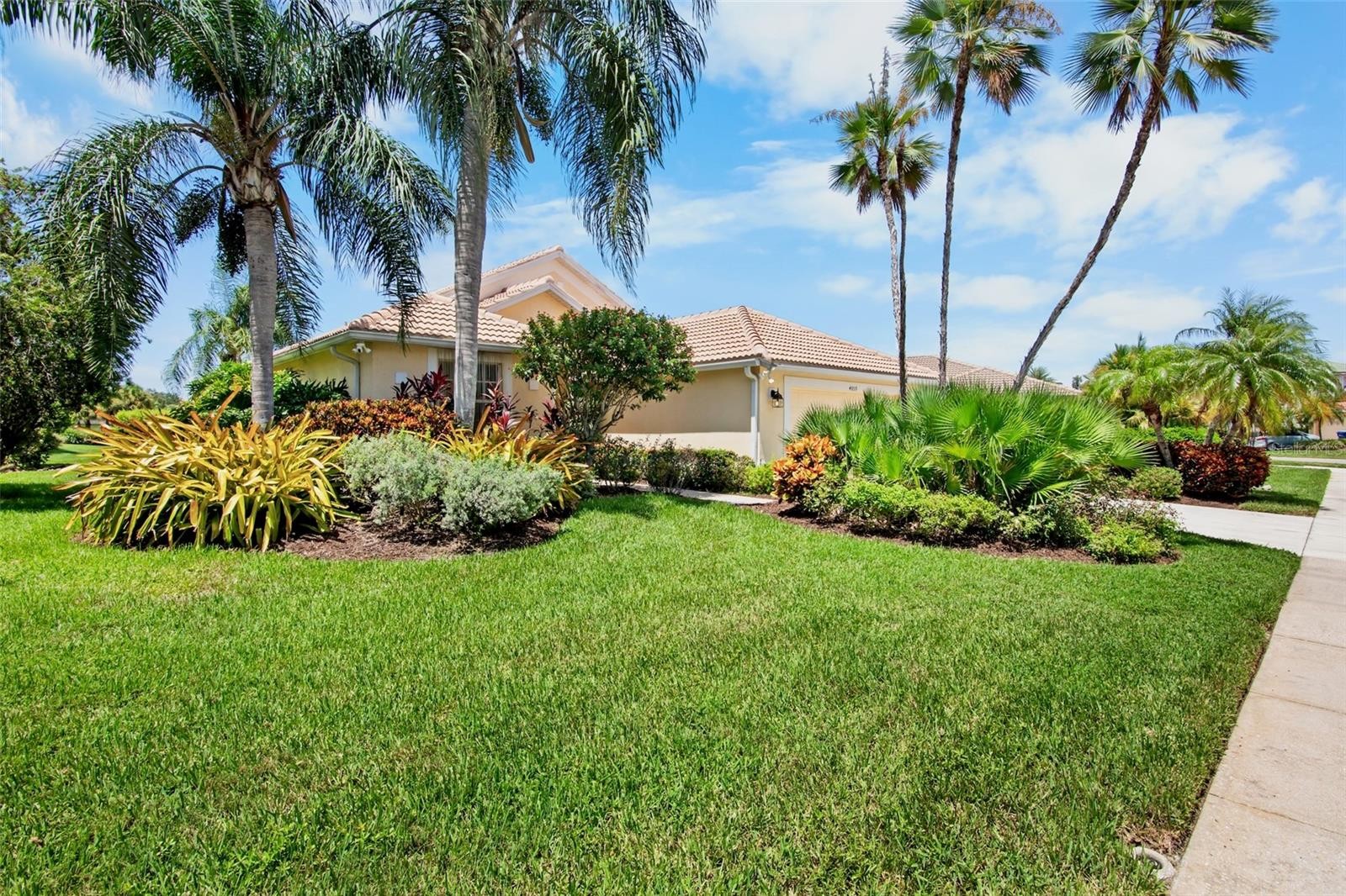 4859 SABAL LAKE CIR