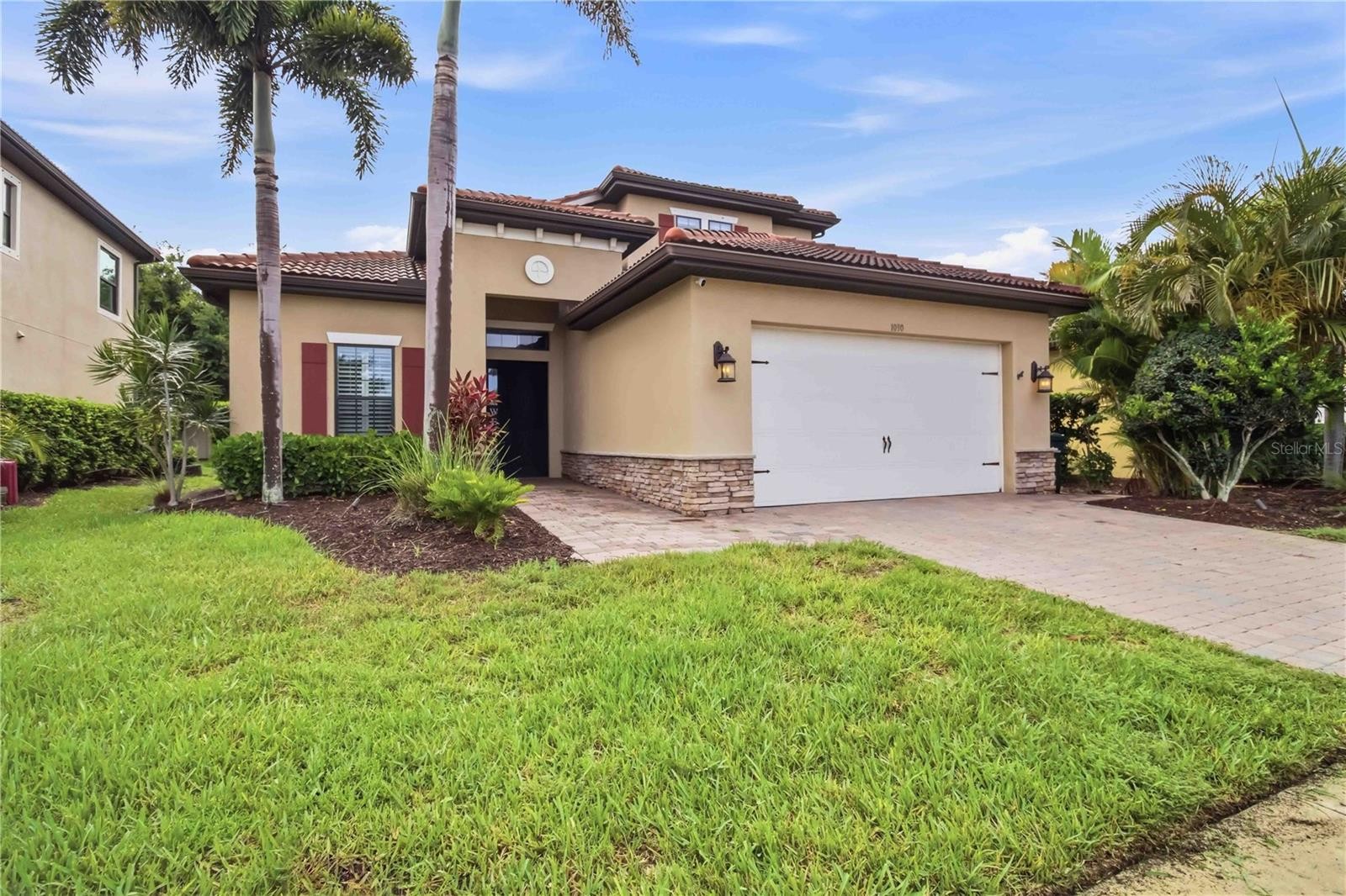 1090 BRADBERRY DR