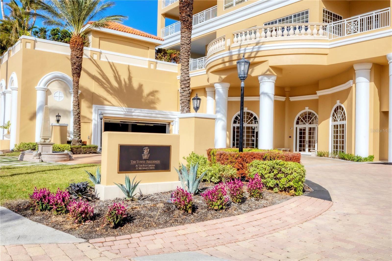 35 WATERGATE DR #1203