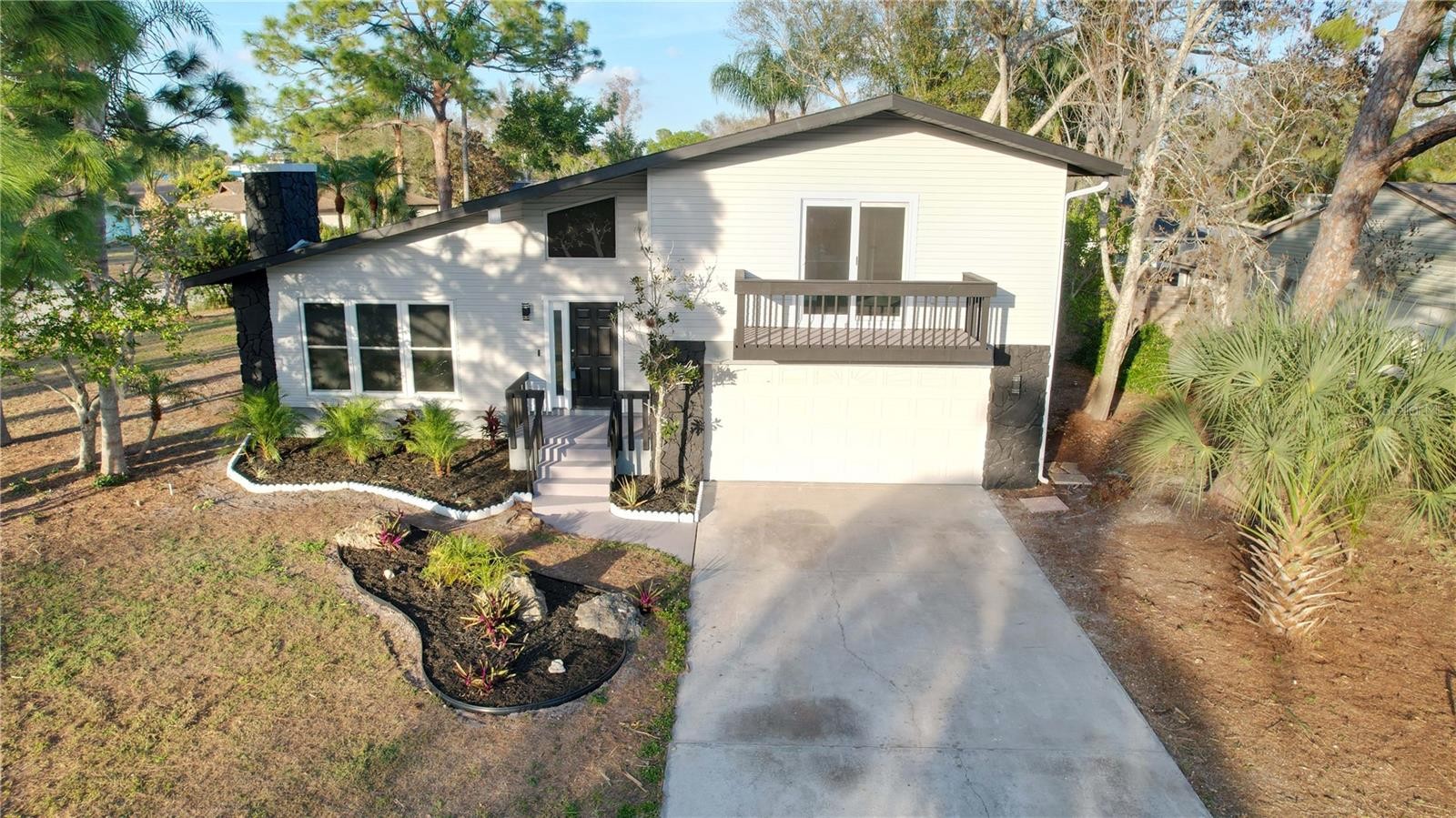 5667 CREEKWOOD DR