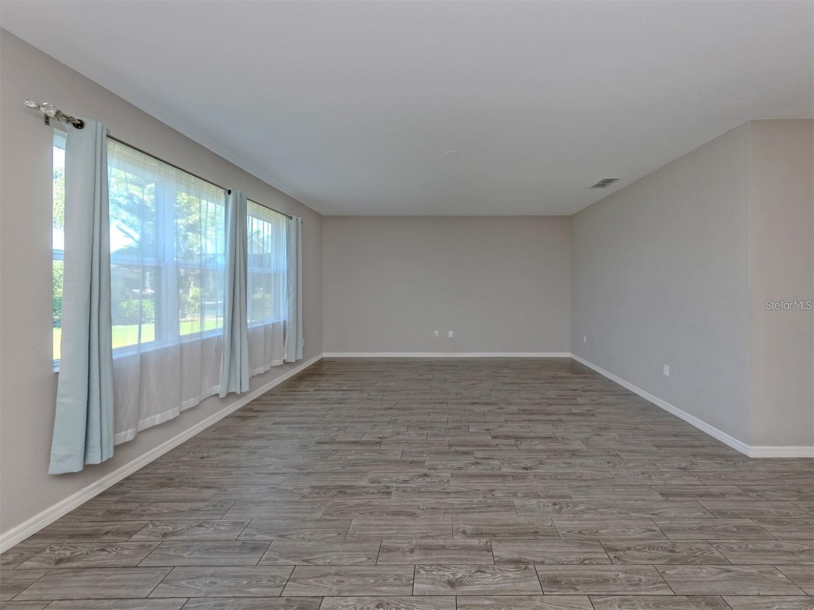 2160 WEAVER BIRD LN