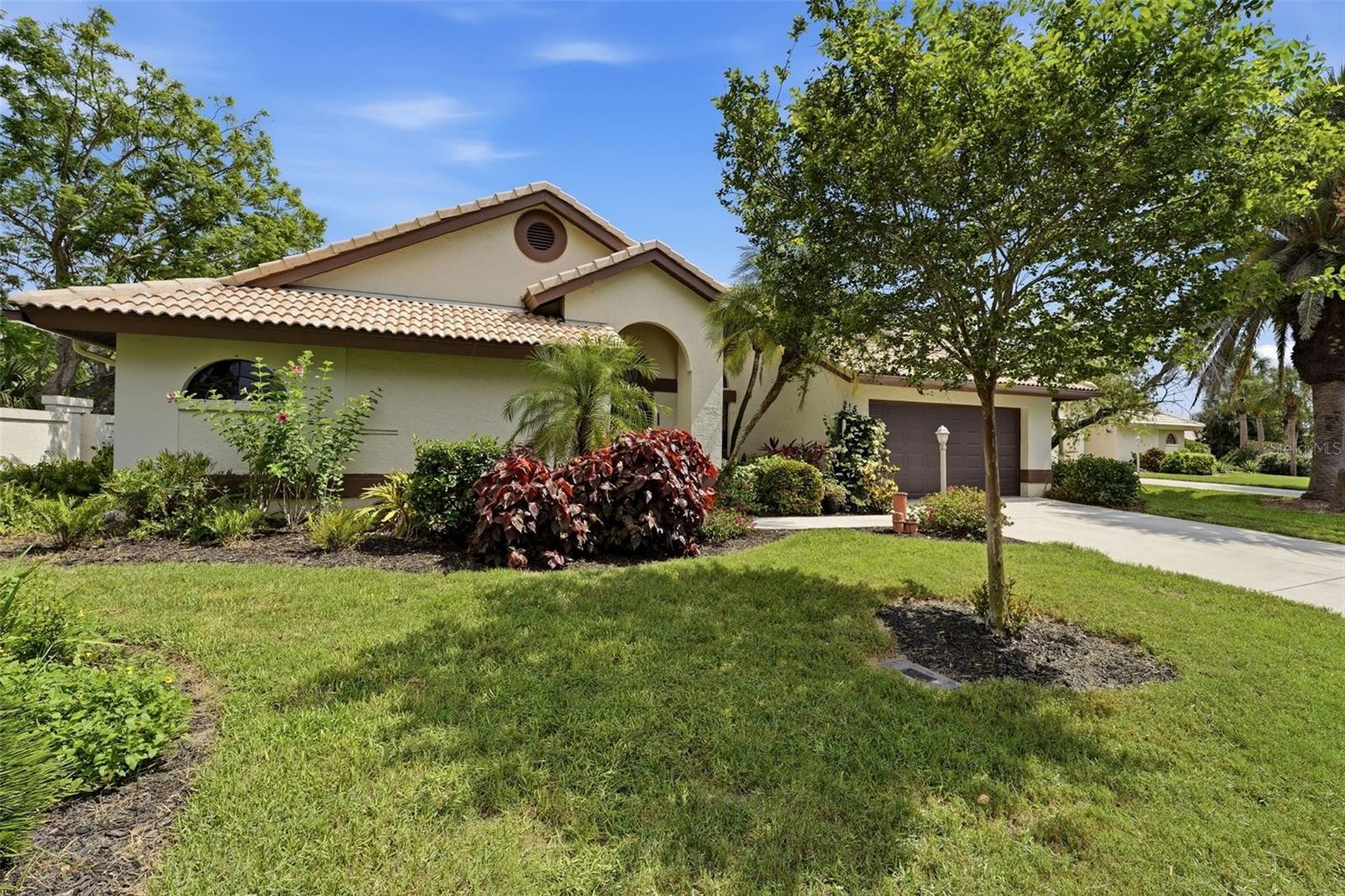 215 CARRIAGE HOUSE LN #215