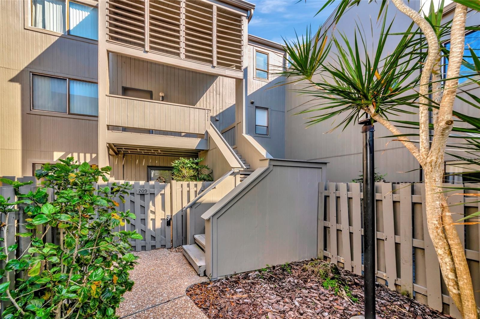 211 WOODLAND DR #211