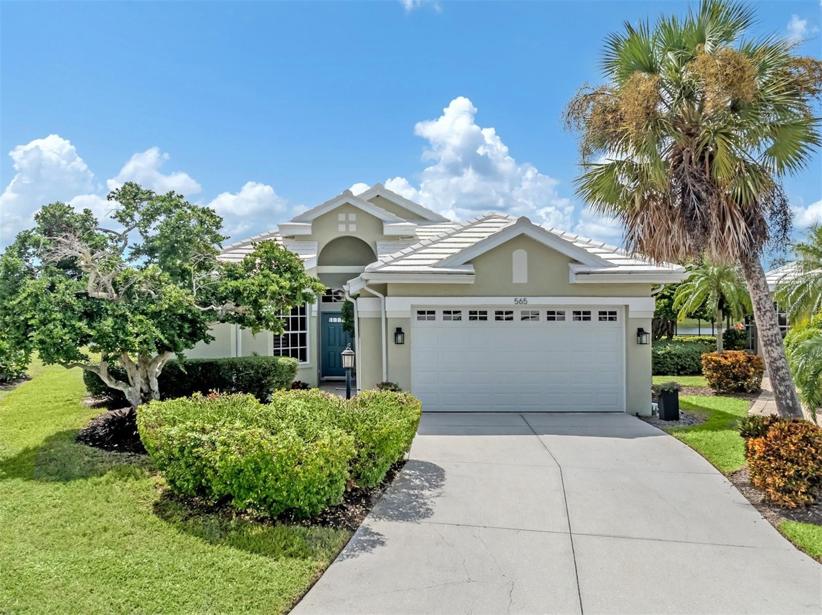 565 FALLBROOK DR