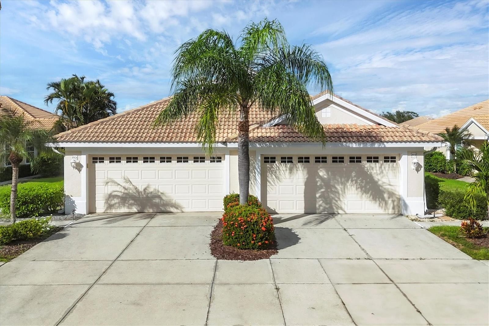 4924 WHISPERING OAKS DR