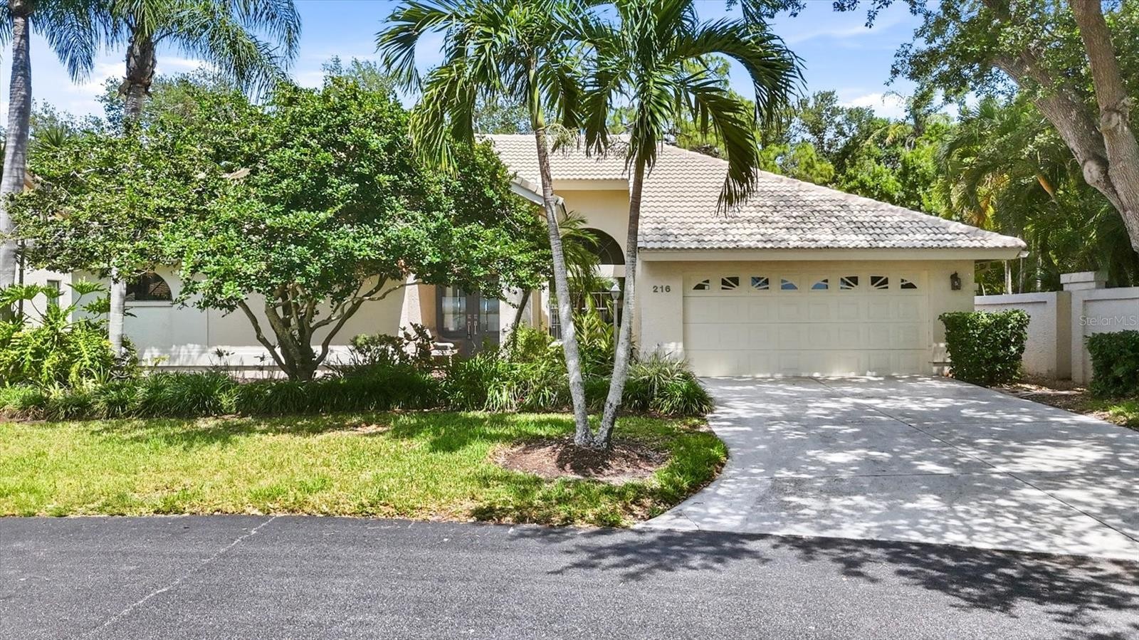 216 CARRIAGE HOUSE LN #216