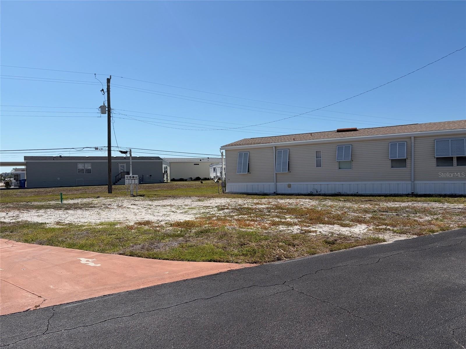 218 OUTER DR W